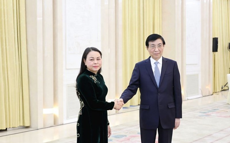 Vice Chairwoman - General Secretary of the Central Committee of the Vietnam Fatherland Front Nguyen Thi Thu Ha met with President of the National Political Commissar of China Vuong Ho Ninh. Photo: Quang Vinh