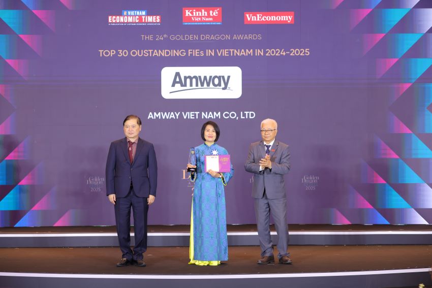 This is the 9th time Amway Vietnam has been honored as an "Excellent FDI Enterprise in Nutrition and Proactive Health Care". Photo: Amway