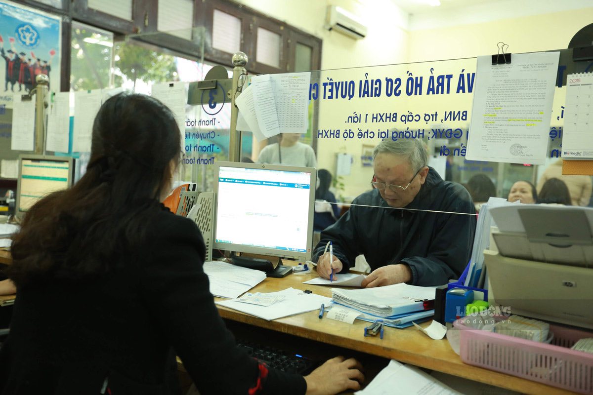 Trước khi nghỉ hưu sớm theo Nghị định 178, liệu có được nâng bậc lương. Ảnh: Hải Nguyễn