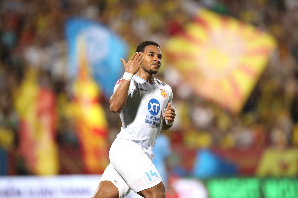 Striker Nguyen Xuan Son extended his contract with Nam Dinh club for 6 years. Photo: NDFC