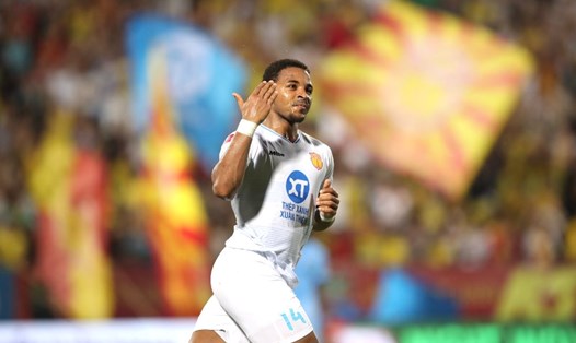 Tiền đạo Nguyễn Xuân Son gia hạn hợp đồng 6 năm với câu lạc bộ Nam Định. Ảnh: NĐFC