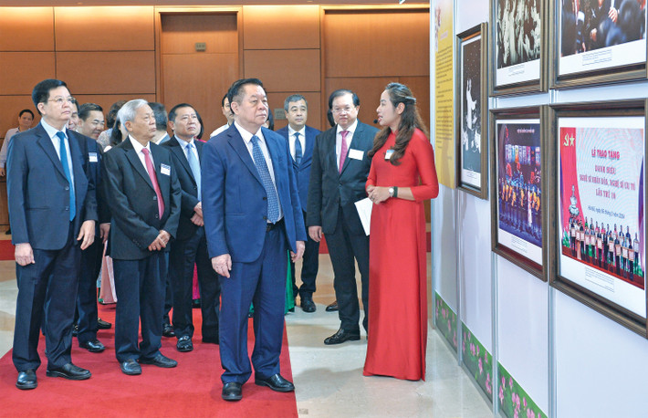 Member of the Politburo, Secretary of the Party Central Committee, Head of the Central Propaganda and Mass Mobilization Commission Nguyen Trong Nghia and delegates visit the exhibition. Photo: Ho Long