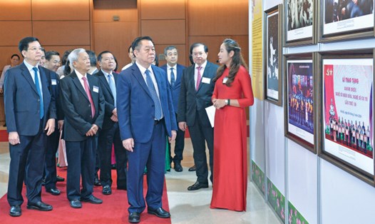 Ủy viên Bộ Chính trị, Bí thư Trung ương Đảng, Trưởng Ban Tuyên giáo và Dân vận Trung ương Nguyễn Trọng Nghĩa và các đại biểu tham quan triển lãm. Ảnh Hồ Long