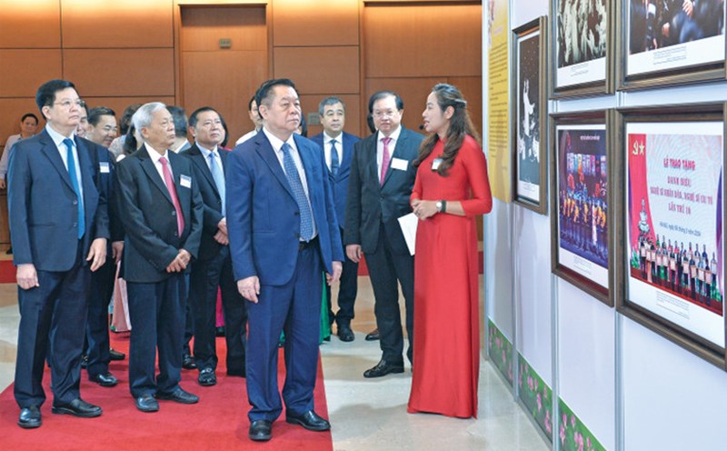 Member of the Politburo, Secretary of the Party Central Committee, Head of the Central Propaganda and Mass Mobilization Commission Nguyen Trong Nghia and delegates visit the exhibition. Photo: Ho Long