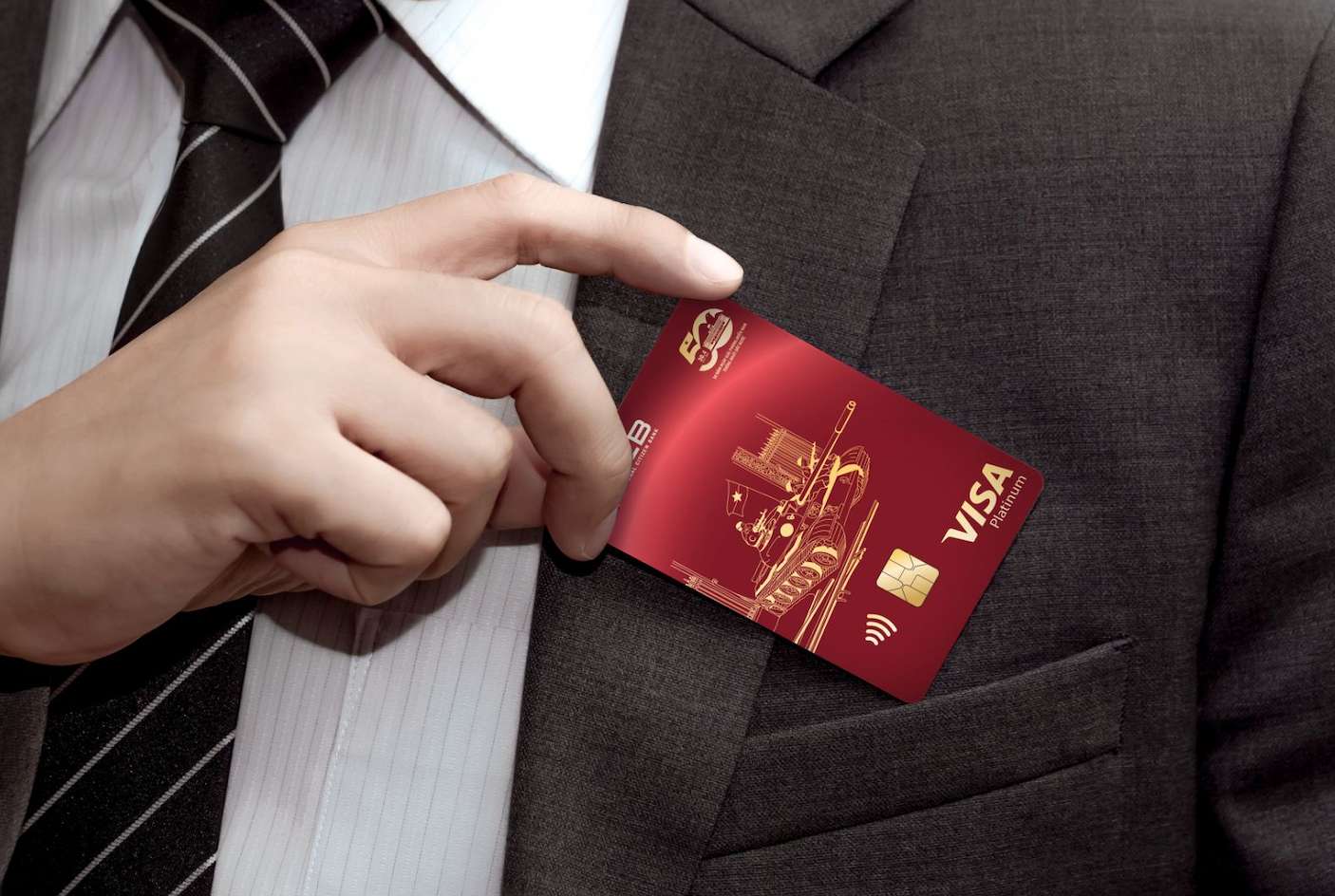 The tin dung NCB Visa Thong Nhat - Tu hao mot dai Viet Nam la su ket hop giua gia tri tai chinh hien dai va tinh than lich su dan toc hao hung. Anh: NCB