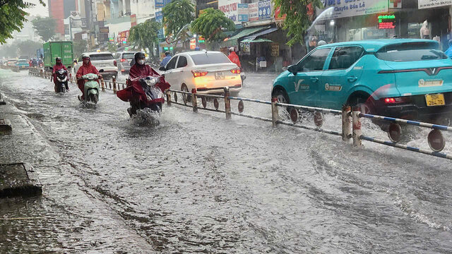 It is forecasted that this afternoon and evening, April 25, there will be some places in the South with heavy rain. Photo: Anh Tu