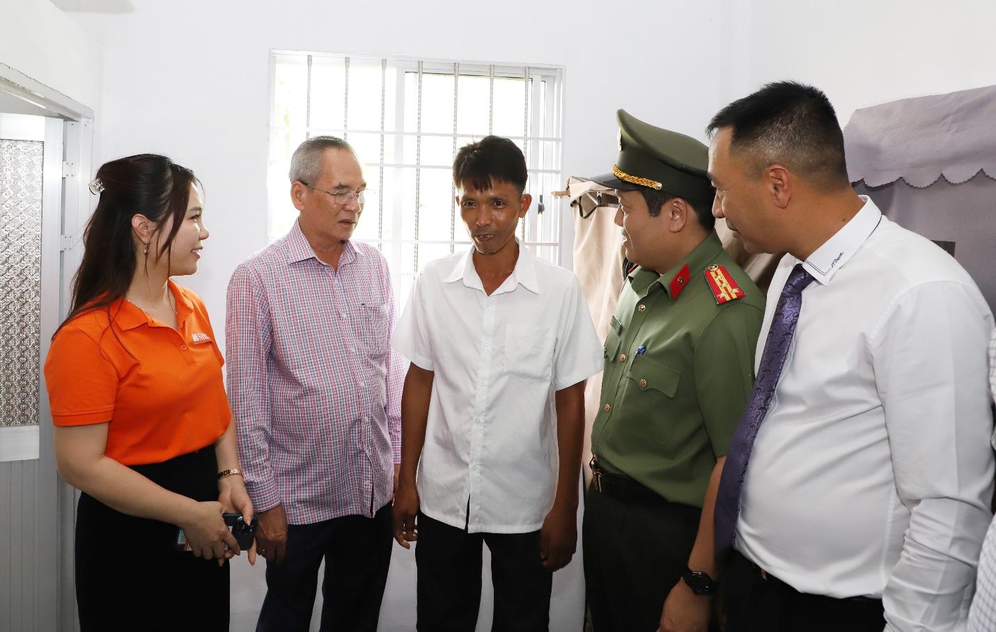 Lanh dao Bo Cong an, lanh dao tinh Bac Lieu cung dai dien Ngan hang SHB tham hoi, trao nha cho cac ho gia dinh. Anh: SHB