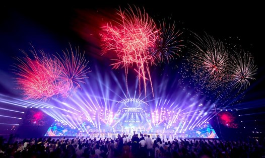 Bắn pháo hoa trong đêm khai mạc Lễ hội du lịch biển Sầm Sơn 2024. Ảnh: Quách Du