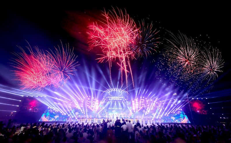 Fireworks will be set off on the opening night of the 2024 Sam Son Sea Tourism Festival. Photo: Quach Du