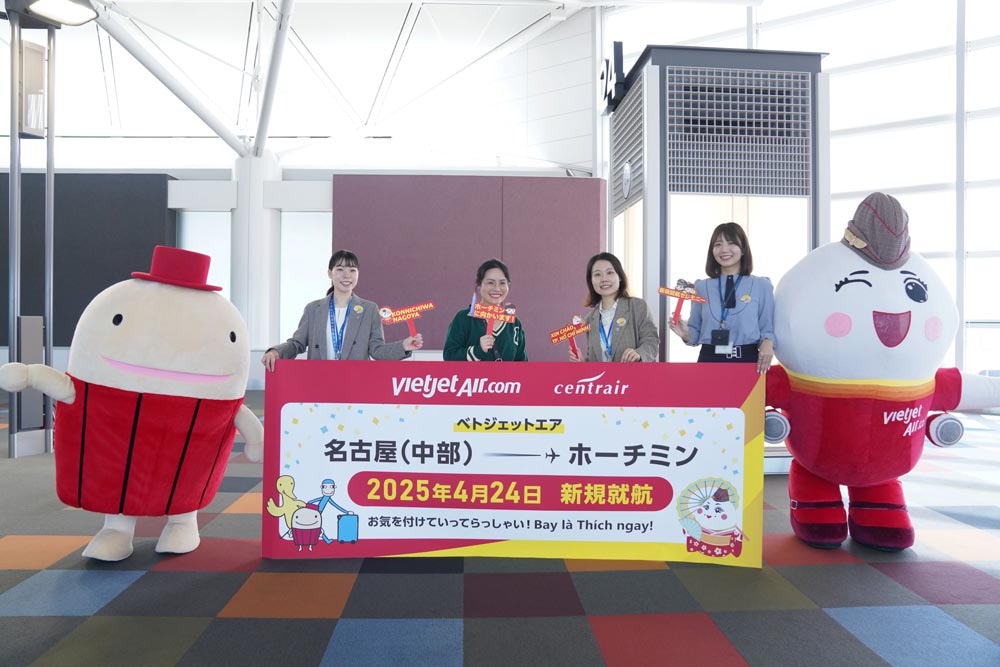 Lanh dao Vietjet chao don va chuc mung nhung hanh khach dau tien, hao hung truoc hanh trinh bay toi Nhat Ban cung Vietjet. Anh: Vietjet