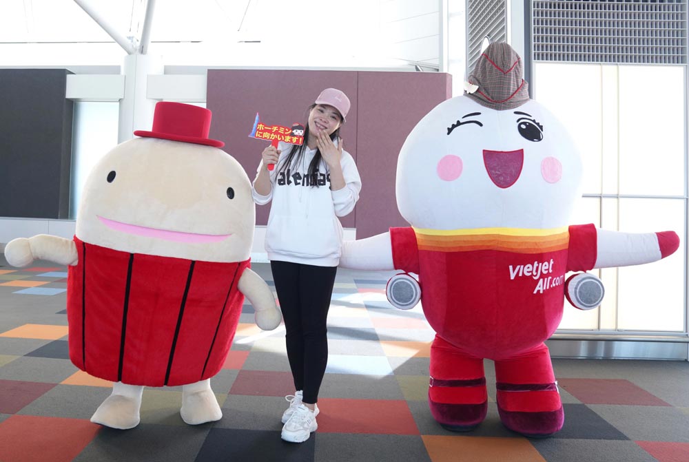 May bay Amy Vietjet va linh vat cua san bay Nagoya chao don hanh khach tren chuyen bay Vietjet. Anh: Vietjet