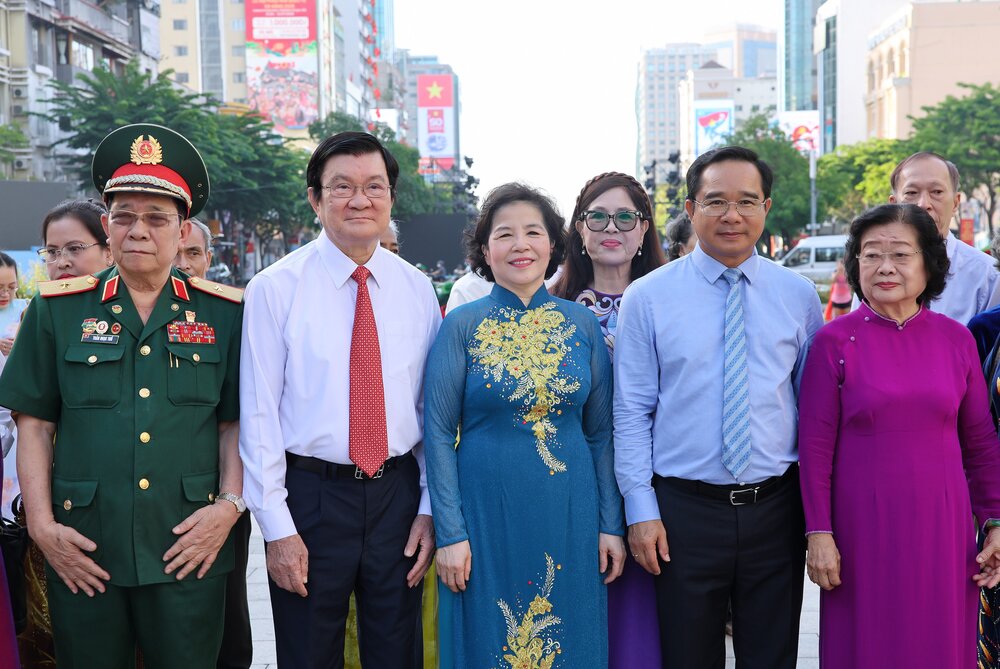 Chu tich UBND TP.HCM Nguyen Van Duoc (thu hai tu phai sang) cung cac dai bieu trong Top 60 Ca nhan tieu bieu cua Thanh pho. Anh: Nguyen Hoang
