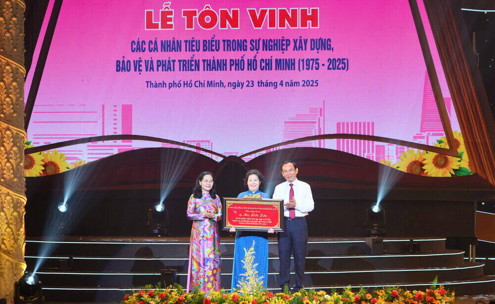 Anh hung lao dong Mai Kieu Lien – CEO Vinamilk – don nhan danh hieu Ca nhan tieu bieu trong su nghiep xay dung, bao ve va phat trien TP.HCM. Anh: Nguyen Hoang