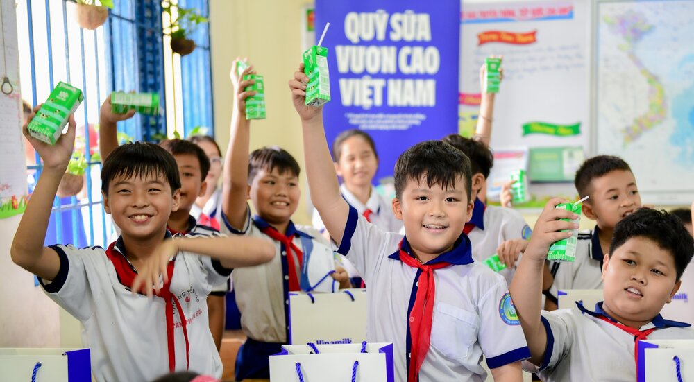 Khoi dong hanh trinh nam thu 18 dung kip ky niem 50 thong nhat dat nuoc, Quy sua vuon cao Viet Nam cua Vinamilk da danh tang 500.000 hop sua den 11.000 tre em. Anh: Nam Anh