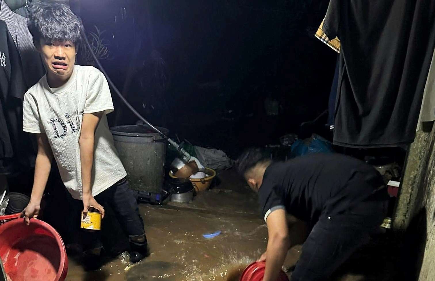 El agua de lluvia y el agua de los desagües se derramaron sobre las casas. Imagen de la lampara roja