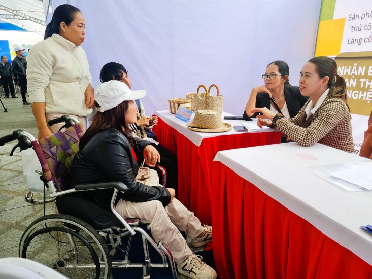 Trabajadores con discapacidad en Guang Nam buscan trabajo en la feria de empleo para personas con discapacidad 2025. Imagen de la escuela