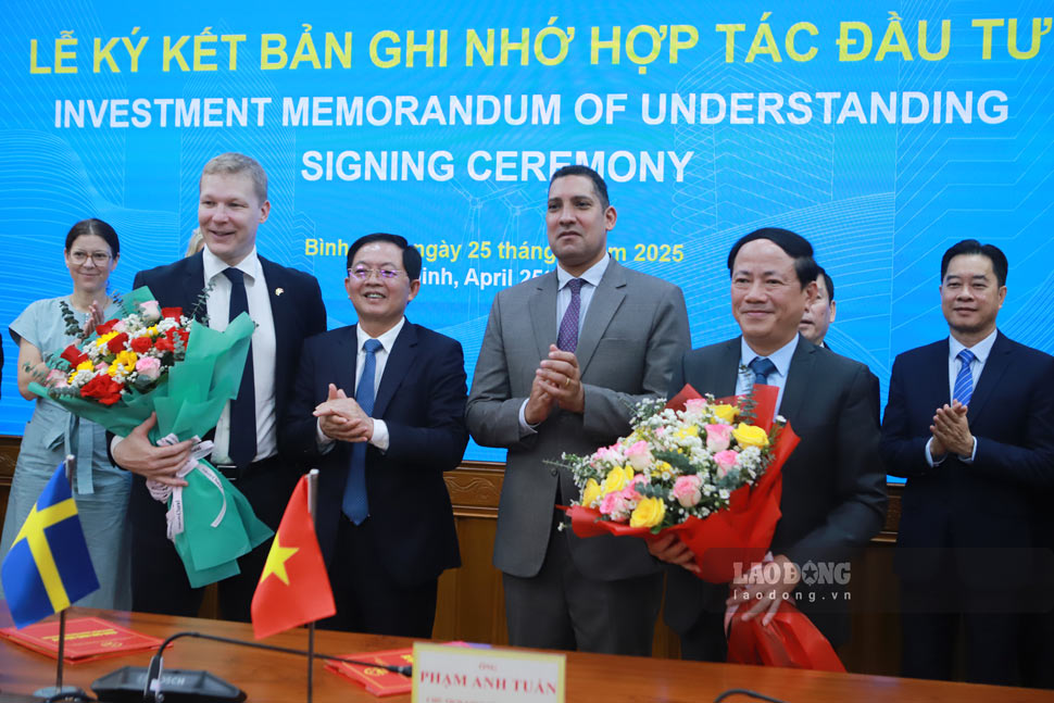 Binh Dinh province and Syre Group (Sweden) have signed a Memorandum of Understanding on Investment Cooperation in the polyester fabric recycling production complex project. Photo: Hoai Luan