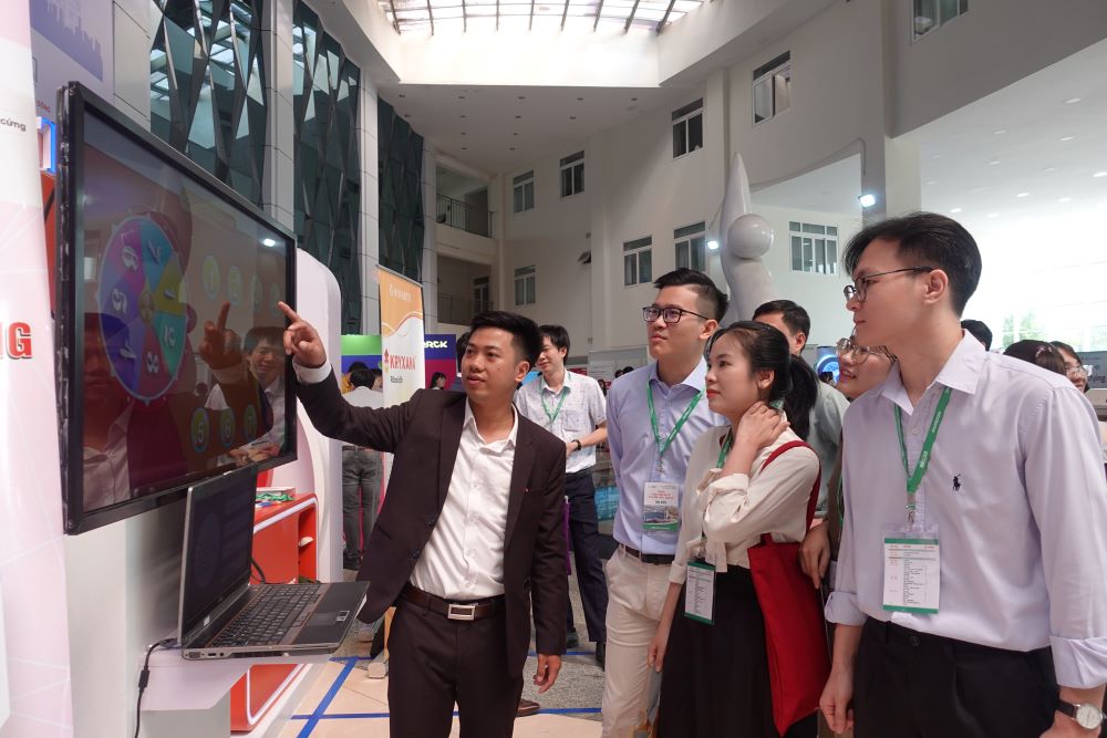 Delegados se enteraron de los productos que reducen el riesgo de cancer en la conferencia de Prevencion del Cancer de Da Nang. Imagen de la pagina web de la Universidad de Hong Kong