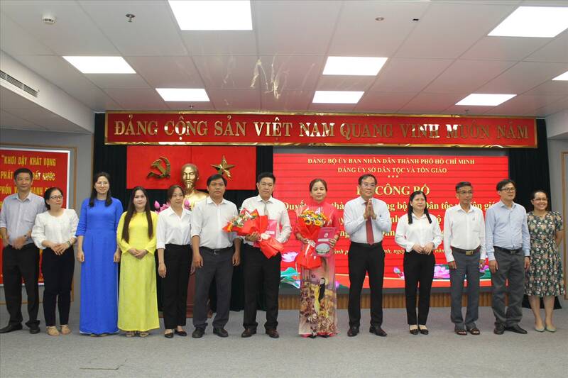 El director del Departamento de Religion y Nacionalidad de Ho Chi Minh, Nguyen Duy Tan, entrego la decision al Comite del Departamento de Religion y Nacionalidad del Partido. Foto: Departamento de Religion y Etnia de la ciudad de Ho Chi Minh