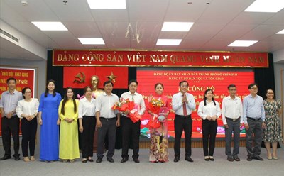 Director of the Department of Ethnic Minorities and Religions of Ho Chi Minh City Nguyen Duy Tan presented the Decision to the Party Cell under the Party Committee of the Department of Ethnic Minorities and Religions. Photo: Ho Chi Minh City Department of Ethnic Minorities and Religions