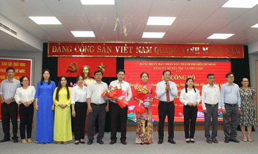 Giám đốc Sở Dân tộc và Tôn giáo TP Hồ Chí Minh Nguyễn Duy Tân trao Quyết định cho Chi bộ trực thuộc Đảng ủy Sở Dân tộc và Tôn giáo. Ảnh: Sở Dân tộc và Tôn giáo TP Hồ Chí Minh