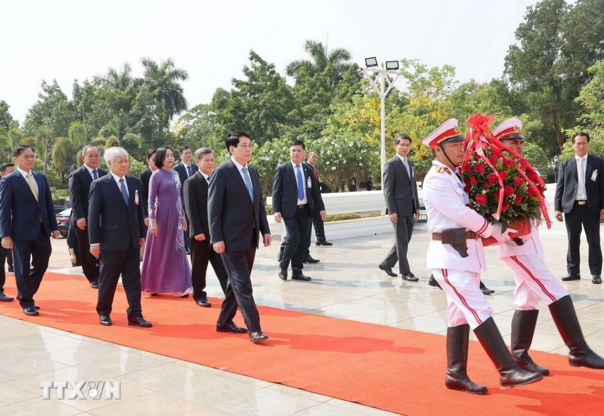 El ministro de Politica, el presidente Luong Cuong, y una delegacion de alto nivel de Vietnam, depositaron flores en la estatua del presidente Kaysone Phomvihane en la capital de Laos, Vientiane. Imagen de la pagina web de la organizacion
