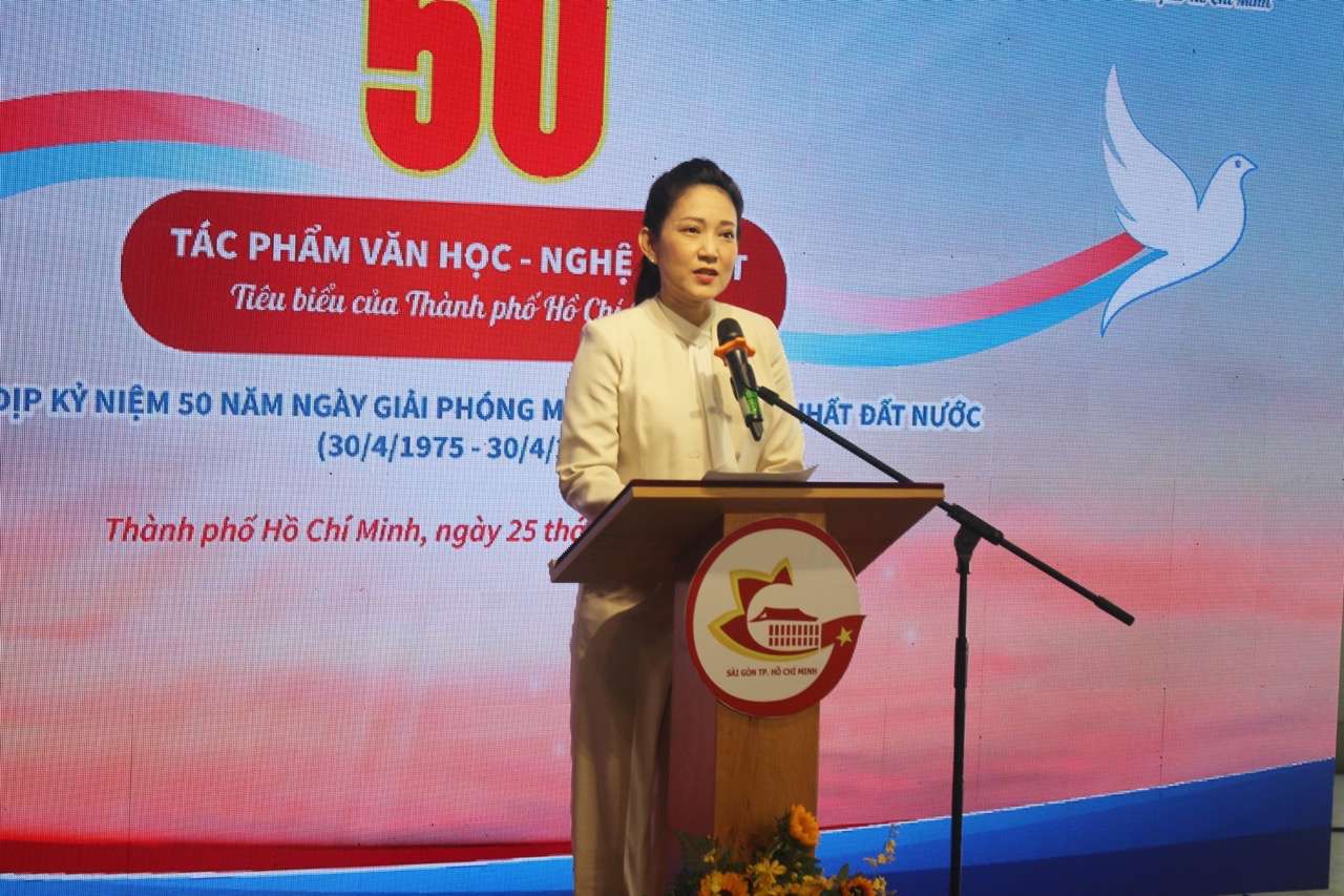 Nguyen Thi Thanh Thuy, vicedirector del Departamento de Cultura y Deportes de la ciudad de Hubei, pronuncio un discurso durante la ceremonia de presentacion de 50 obras literarias y artisticas tipicas. Foto de Di Py.