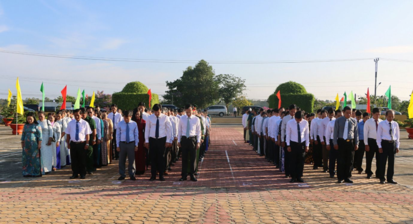 Quang canh doan cong tac Tinh uy, HDND, UBND, UBMTTQ Viet Nam tinh Dong Thap vieng Nghia trang liet si toa lac tai huyen Tam Nong. Anh: Cong thong tin tinh Dong Thap