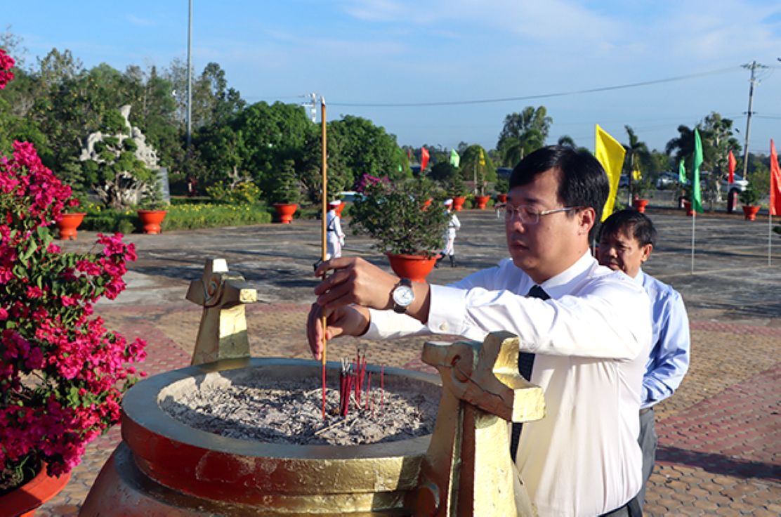 Bi thu Tinh uy Dong Thap Le Quoc Phong dang huong tai Den tuong cac Anh hung liet si. Anh: Cong thong tin tinh Dong Thap