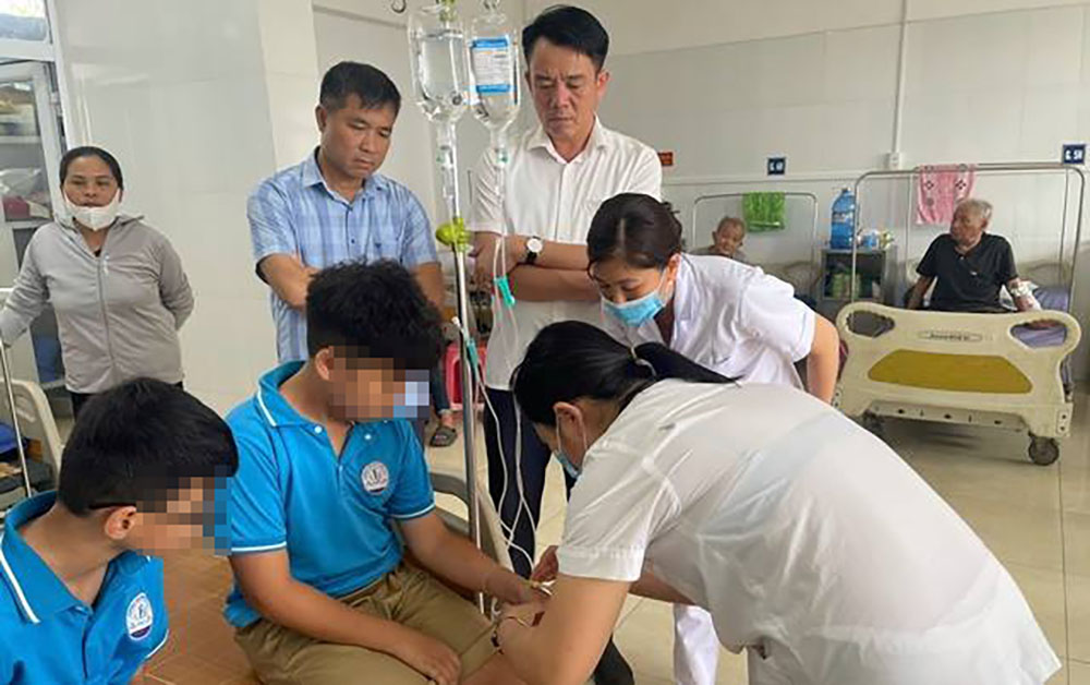 Nearly 30 students in Hoa An (Cao Bang) had to be hospitalized due to suspected food poisoning on April 23. Photo: Quoc Cuong