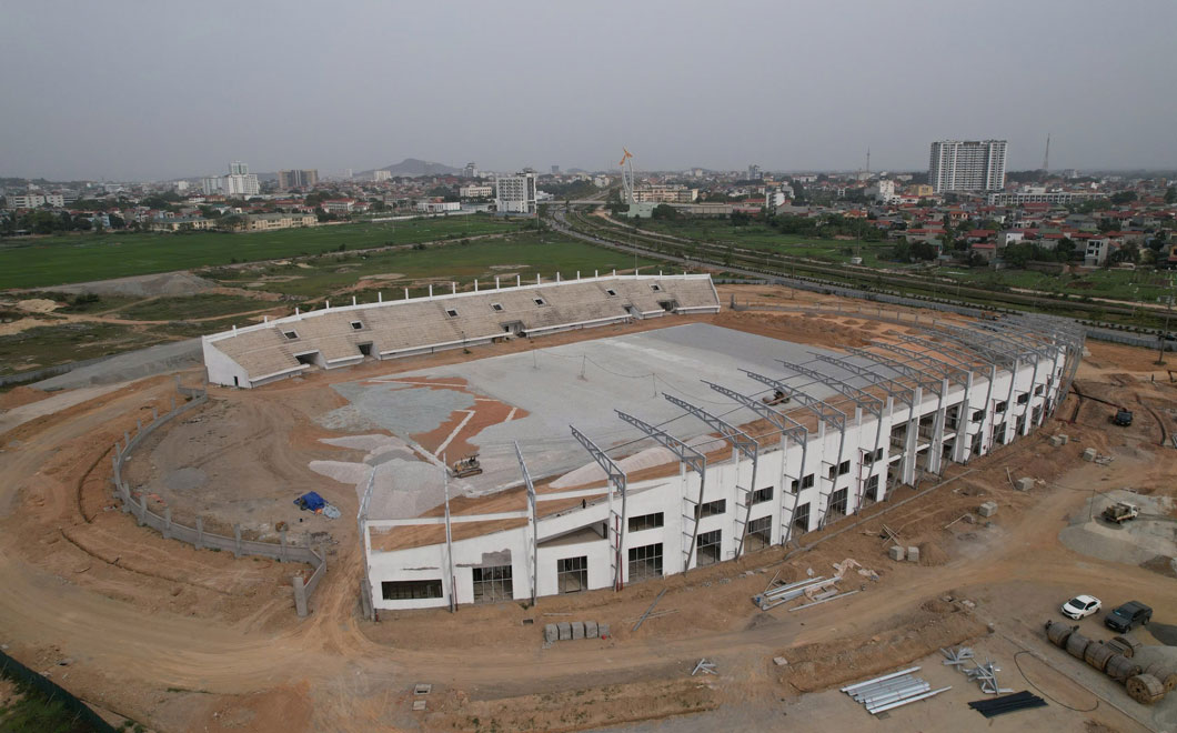 The Vinh Yen City Stadium project (Vinh Phuc) has a spacious roof with a modern lighting and sound system. Photo: An Vi