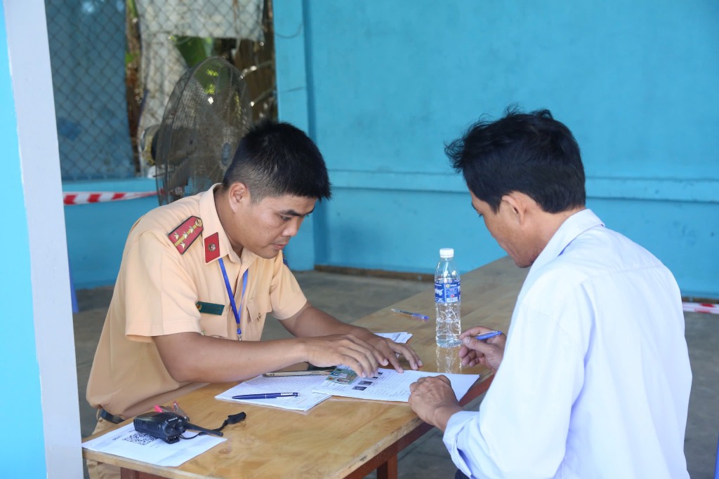 Kiem tra thong tin thi sinh truoc khi vao phan thi. Anh: Thanh Nhan