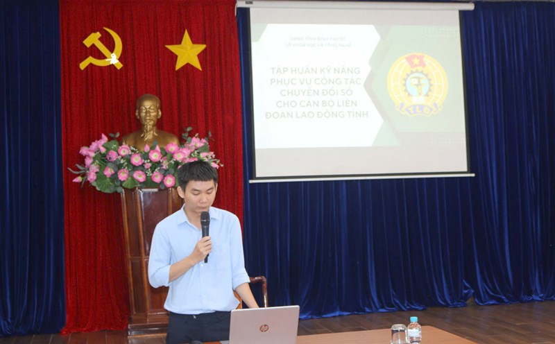 Reporters deploy the topic at the Training Conference to improve knowledge and skills to serve the work of Digital Transformation in 2025. Photo: Bui Van Son