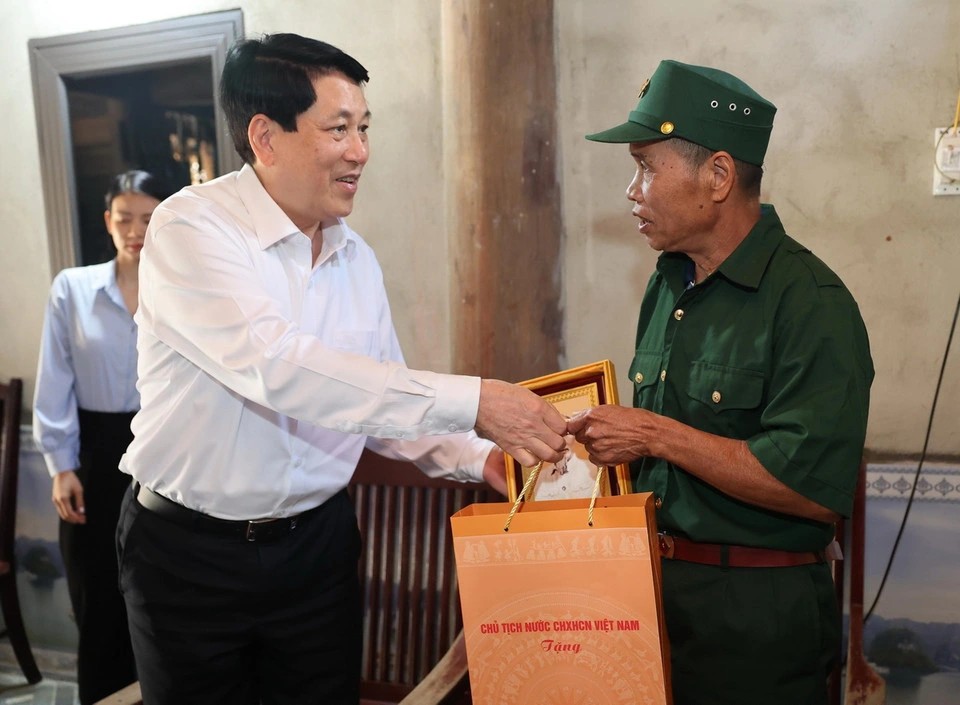President Luong Cuong presented gifts and encouraged people with meritorious services in Thuong Xuan district, Thanh Hoa. Photo: VNA