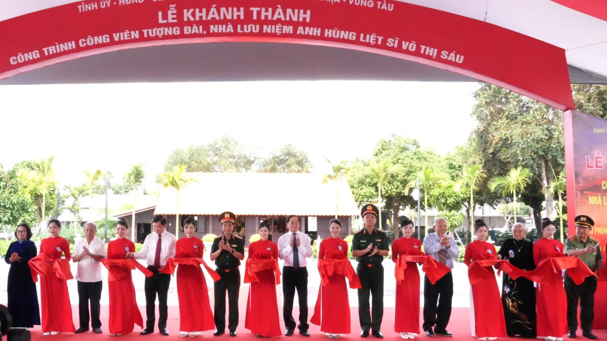 El general Phan Van Giang, ministro de Defensa, asistio a la inauguracion del monumento a la heroina de la guerra. Imagen: Ciudad de la Paz