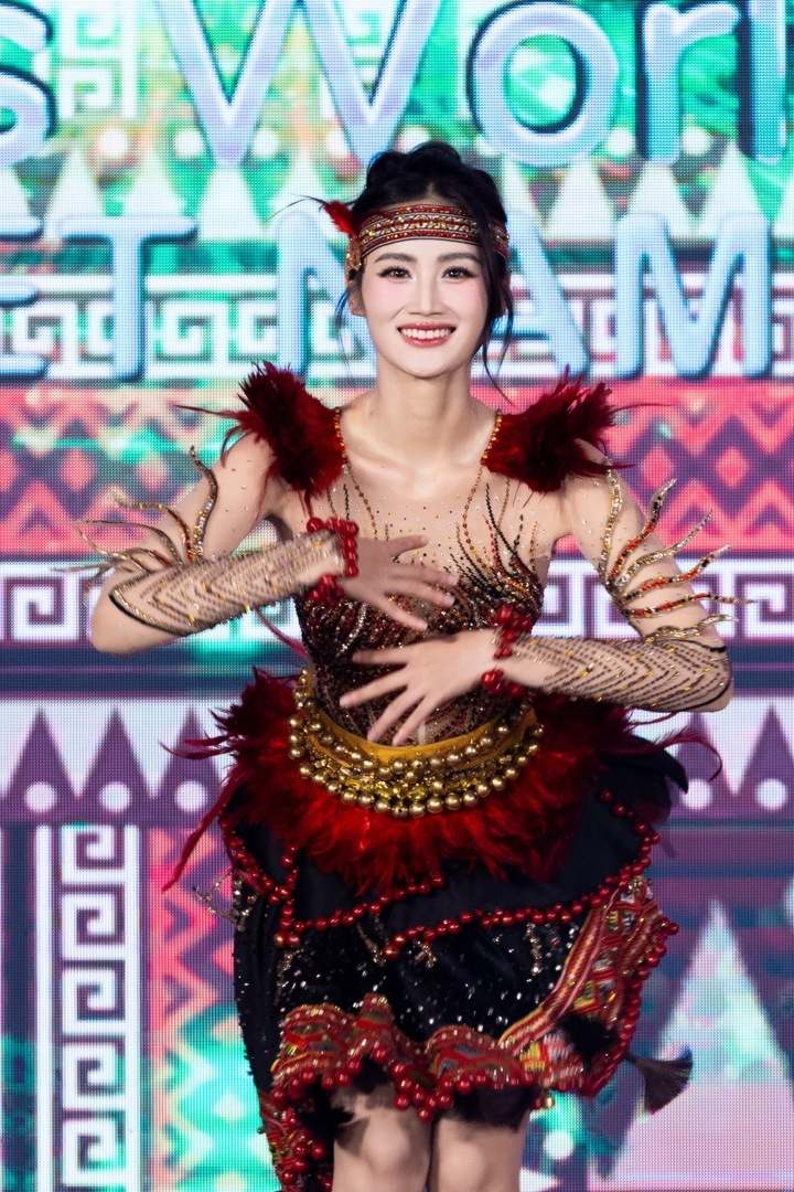 Tiet muc nhay cua Y Nhi nhan nhieu y kien trai chieu. Anh: Sen Vang