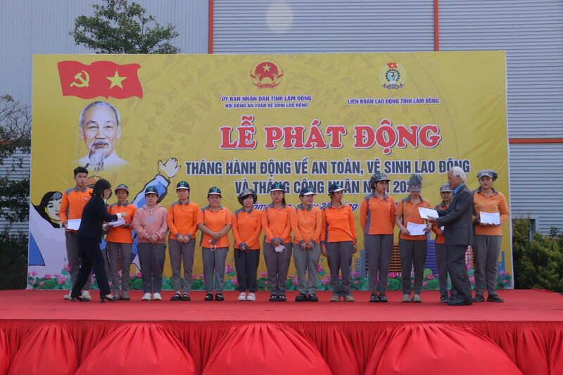 Mr. Pham Van Duoc - Vice President of Lam Dong Provincial Labor Federation and Ms. Le Thi Theu - Deputy Director of Lam Dong Department of Home Affairs - presented gifts to workers in difficult circumstances. Photo: Van Hung