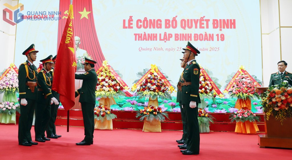 General Nguyen Tan Cuong - Member of the Party Central Committee, Chief of the General Staff, Deputy Minister of National Defense - presented the Quyet Nhat Military Flag to the 19th Corps, formerly the Dong Bac Corporation. Photo: Quang Ninh Media Center