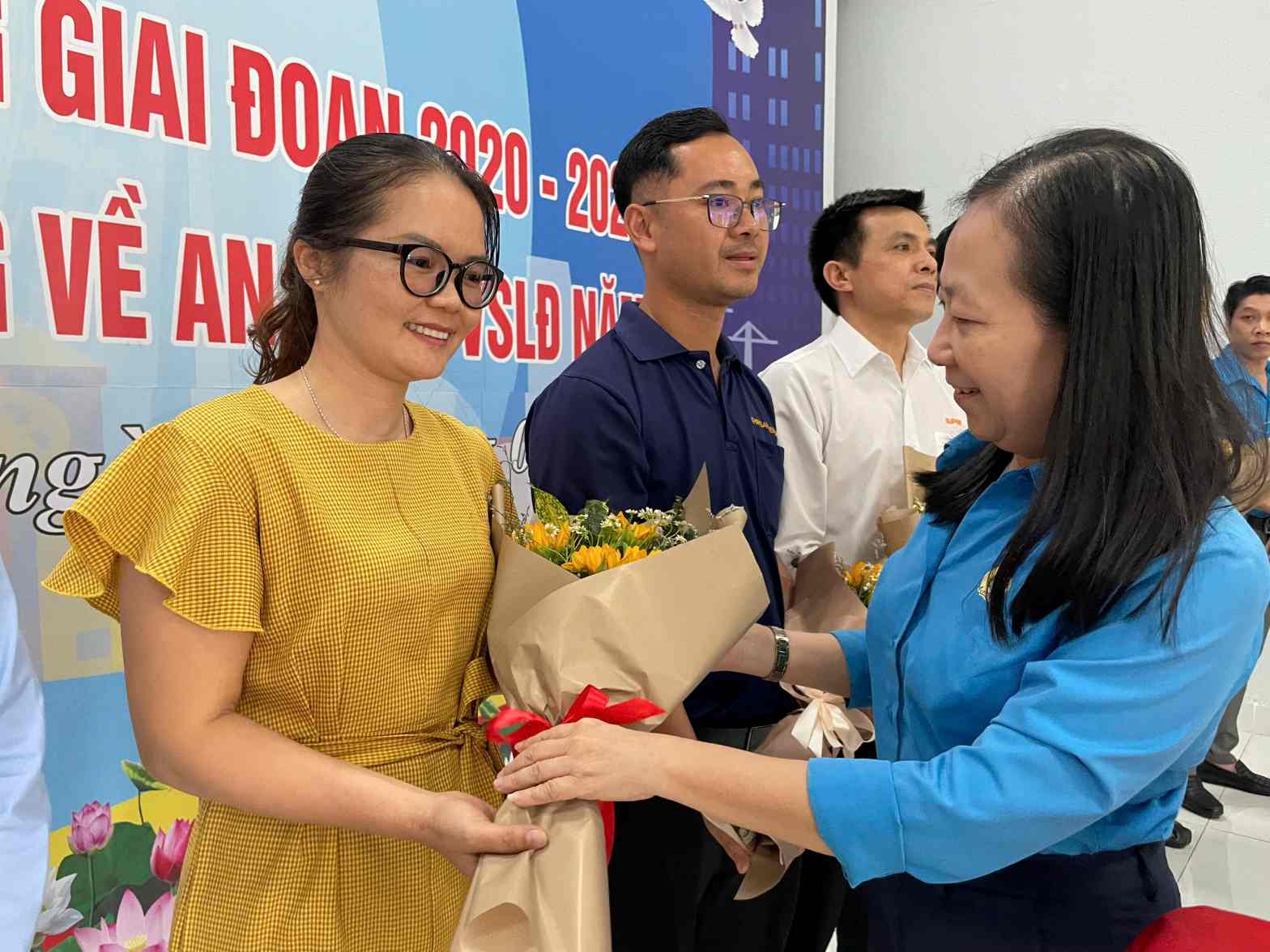 Ms. Ong Thuy Hoang Mai - Vice President of the Binh Duong Provincial Federation of Labor presented flowers to congratulate the grassroots unions and typical examples. Photo: Dinh Trong