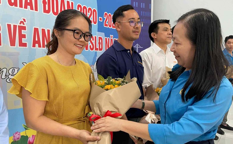 Ms. Ong Thuy Hoang Mai - Vice President of the Binh Duong Provincial Federation of Labor presented flowers to congratulate the grassroots unions and typical examples. Photo: Dinh Trong