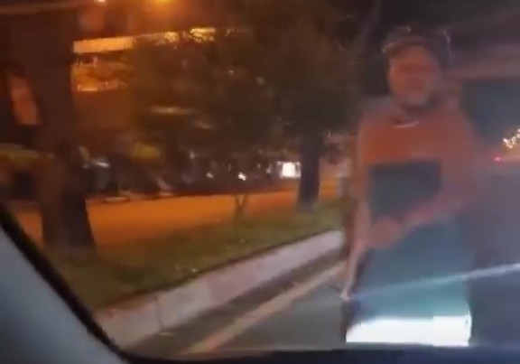 Canh nam thanh nien dung mot vat nghi la dao tan cong tai xe oto o quan Go Vap, TPHCM. Anh: Dong Hoang