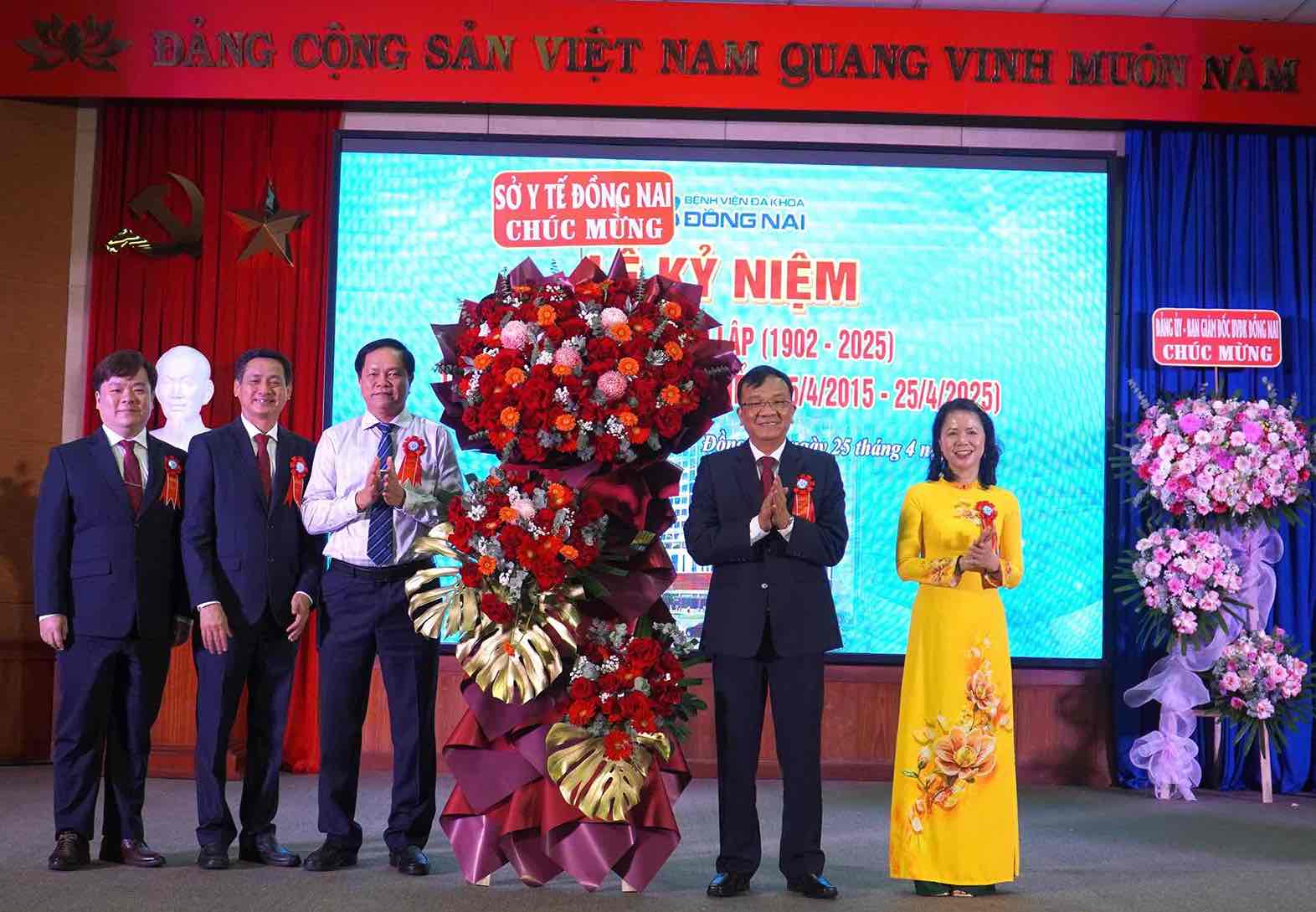 El jefe de la Oficina de Salud felicita al Hospital de la Universidad de Dong Nai. Imagen de la HAC