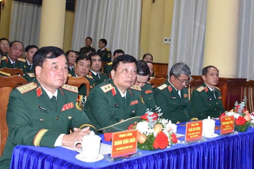 El general Huang Xuancyan, Comisionado Central del Partido, Comisionado Permanente del Comite Militar Central, Viceministro de Defensa (extremo izquierdo) y los delegados asistieron a la ceremonia de publicacion de la decision de reorganizar el Comando de Proteccion de la Tumba del Presidente Ho Chi Minh. Imagen: Ministerio de Defensa