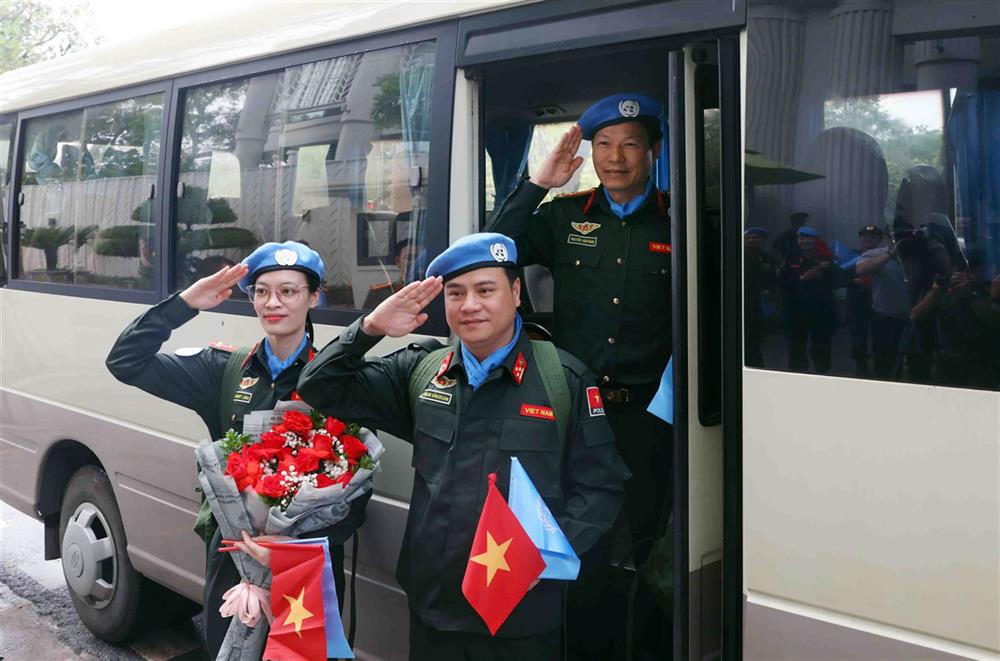 3 police officers have just received a decision to join a United Nations peacekeeping mission. Photo: Ministry of Public Security