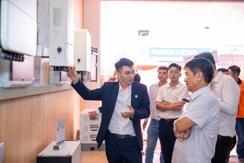 Khach hang tham quan tai showroom. Anh: Viet Nam Solar