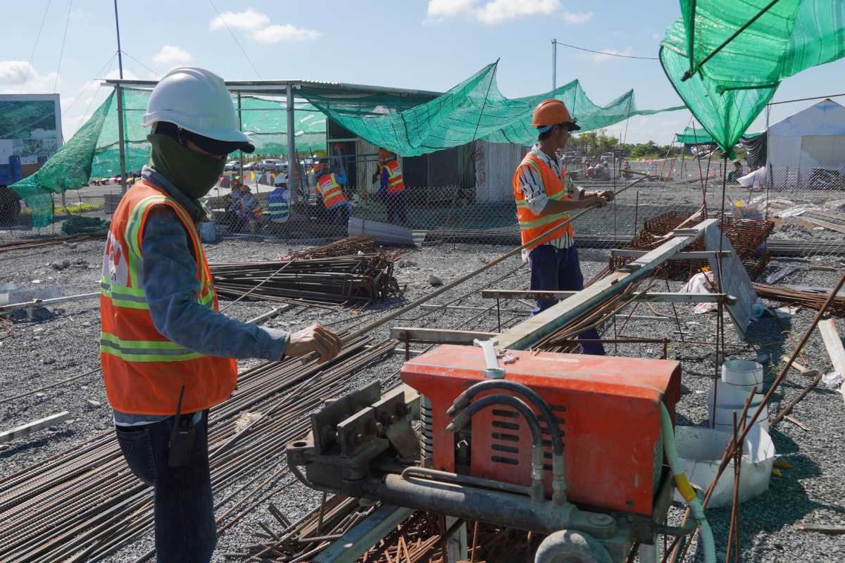 Los trabajadores de la construccion en VSIP necesitan poesia. Imagen de la pagina web de la Universidad de Hong Kong