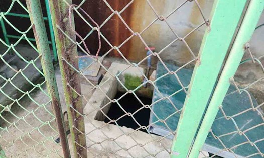 Bể chứa nước ở Trường Mầm non xã Cẩm Trung - nơi xảy ra sự việc bé trai 5 tuổi tử vong. Ảnh: Trung Tuấn