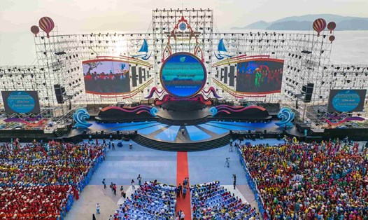 Hơn 6.200 người mặc áo dài diễu hành bên bờ biển Nha Trang. Ảnh: Vương Mạnh Cường