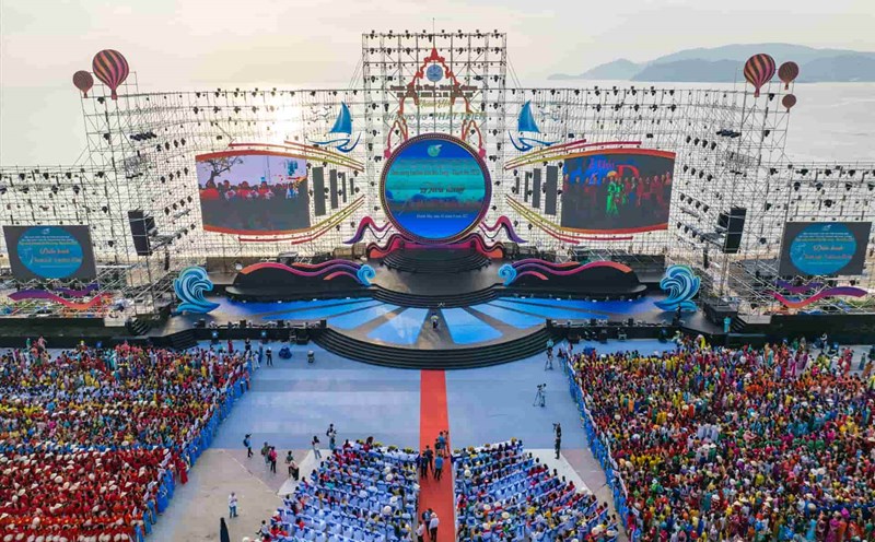 More than 6,200 people wearing Ao Dai parade on Nha Trang beach. Photo: Vuong Manh Cuong