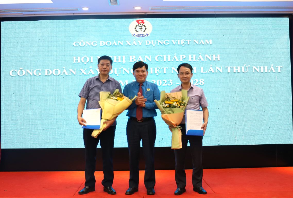 El vicepresidente de VGCL Nguyen Xuan Hung otorgo la decision de retirarse antes de los 2 años ex vicepresidente de Vietnam Construction Union. Foto: Manh Tung